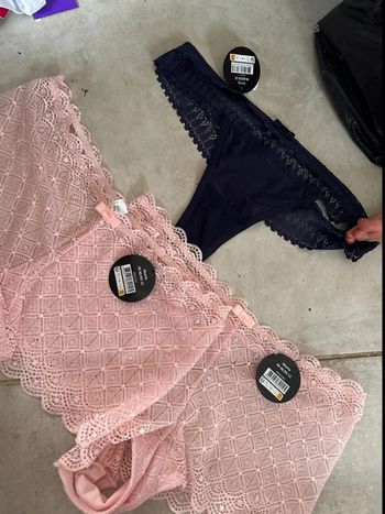 Lot de deux Shorty rose et un string bleu foncé taille 40