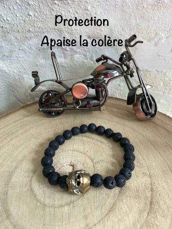 Big bracelet pierre de lave et tête de mort 24 cm , lithothérapie