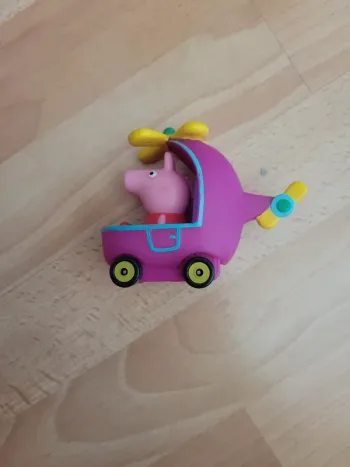 Petite figurine peppa pig avec roulettes