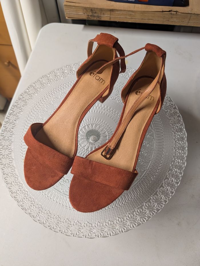 Paire de chaussures femme en daim Eram