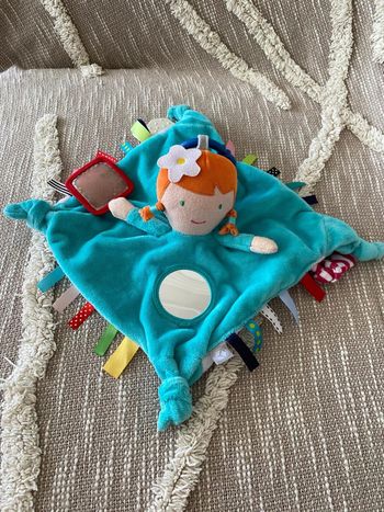 Peluche doudou plat 21cm oxybul poupée fille rousse bleu blanc très bon état