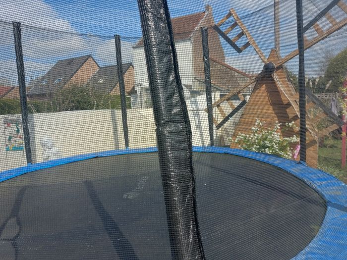Grand trampoline parfait état - photo numéro 2