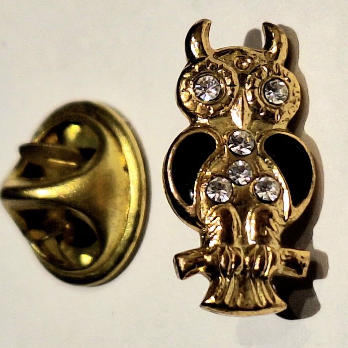 Chouette 6 strass métal doré 17mm broche montée en pin's