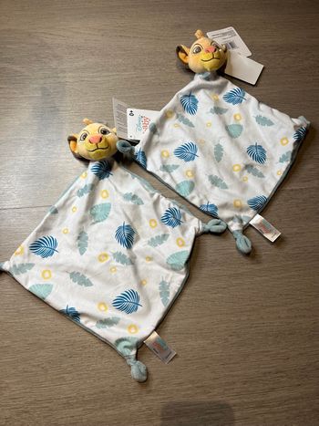 Lot 2 Doudous Simba le roi lion disney baby plat neufs avec étiquettes