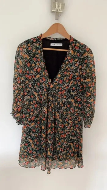 Robe courte à fleurs et manches longues Zara