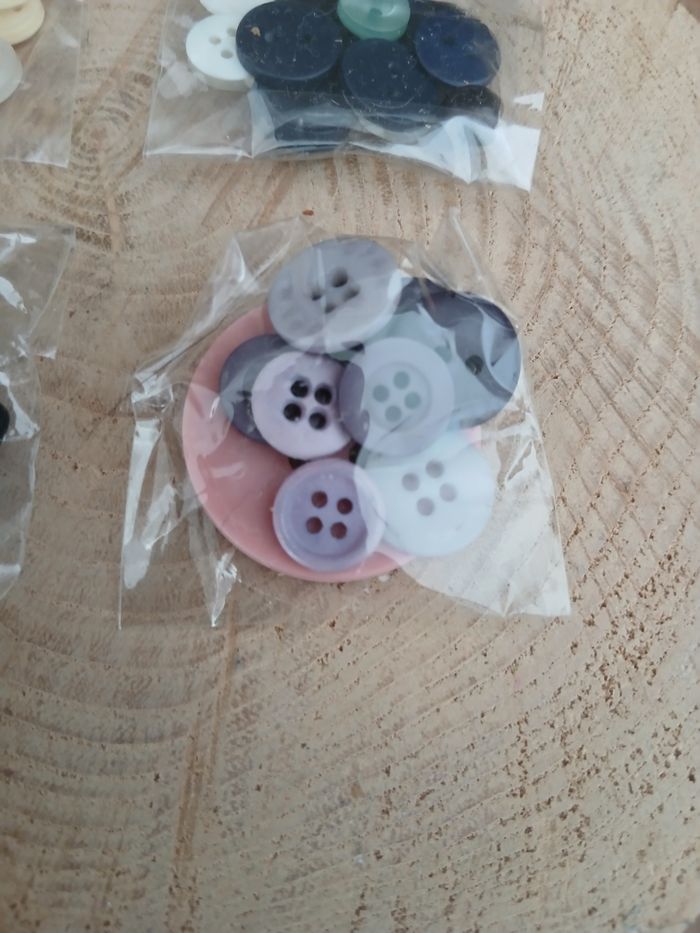 Lot de 4 sachets de boutons - photo numéro 2