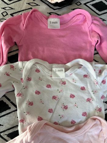 Lot bodies taille 3 mois