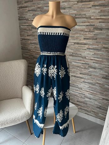 Combinaison bleu marine et motifs baroques