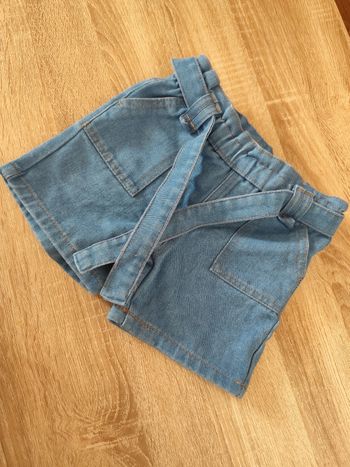 Short jean bleu  fille 36 mois.