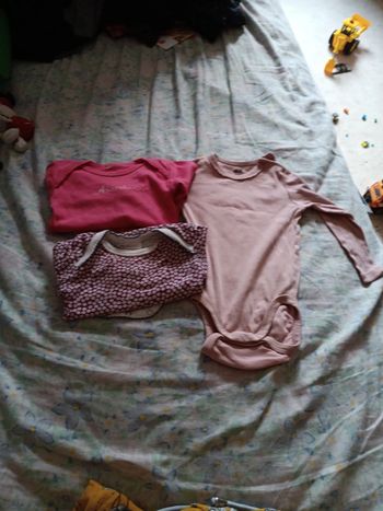 4 Bodys 6 mois Absorba  et h et m tao