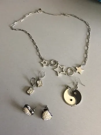 collier angel, boucle d’oreille ying yang, boucle d’oreille coeur