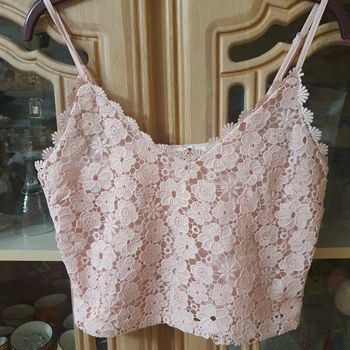 Top en dentelle rose pâle taille M doublé Cache-cache 