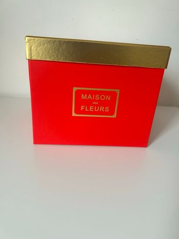 Boîte cadeau rouge et or “Maison des Fleurs” – Neuve 