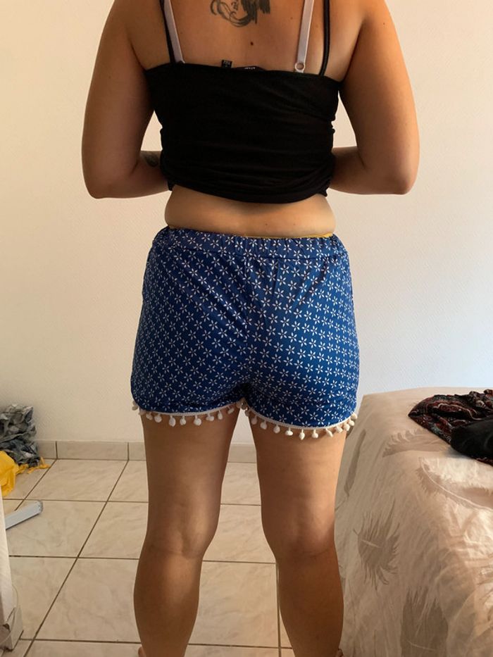 short à pompons bleu roi et fleurs blanches - photo numéro 3