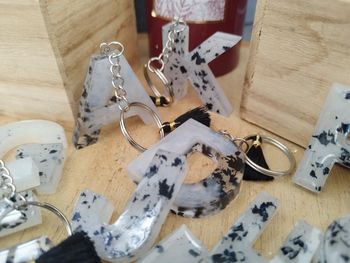 Porte clé lettre alphabet blanc et  noir