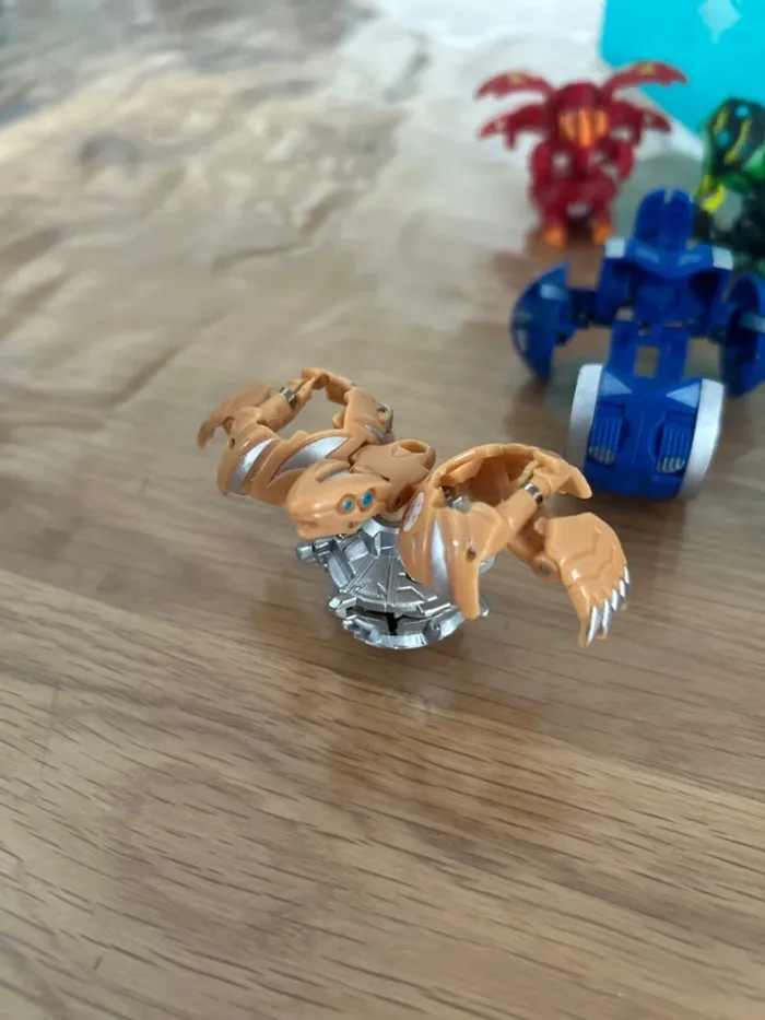 Lot de 10 bakugan + valise + 26 cartes - photo numéro 2