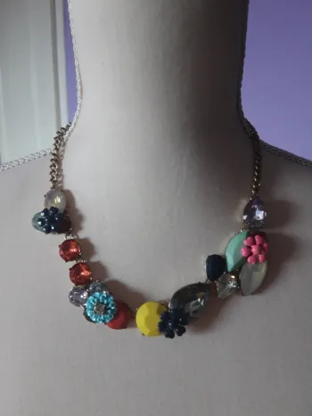 Très joli collier ras de cou fleuri Mango