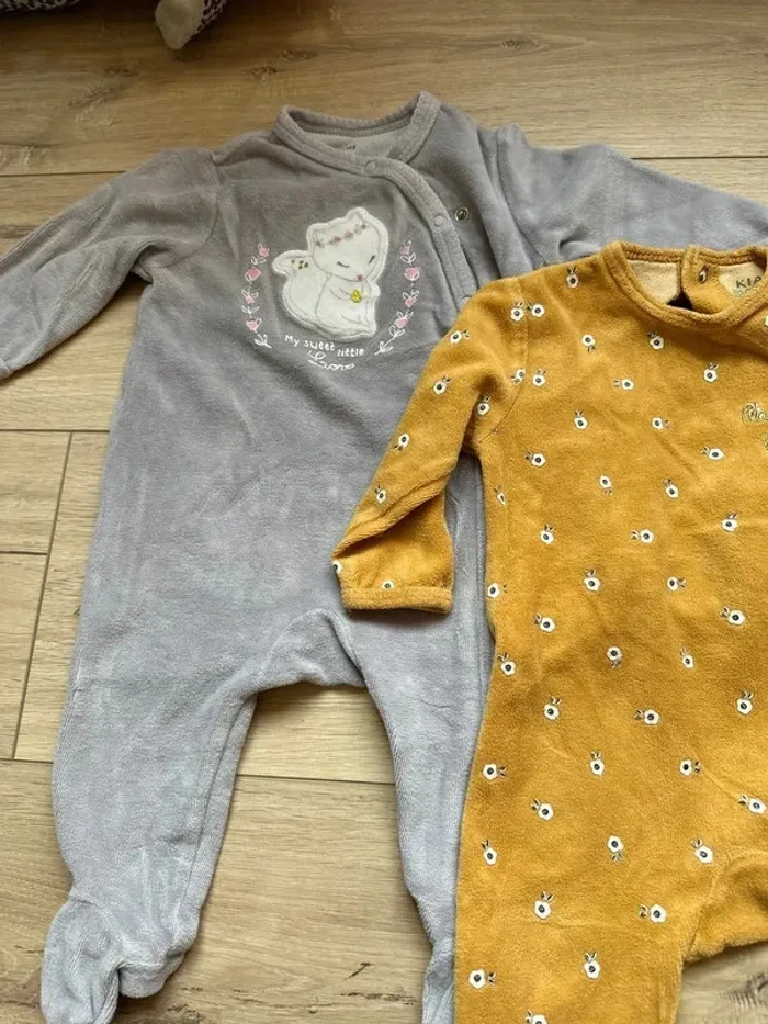 Lot de 2 pyjamas Kiabi 6 mois velours - photo numéro 3