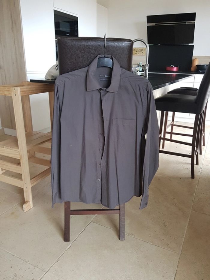 Chemise grise à fines rayures