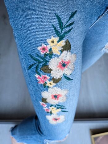 Jean Hollister fleurs brodées