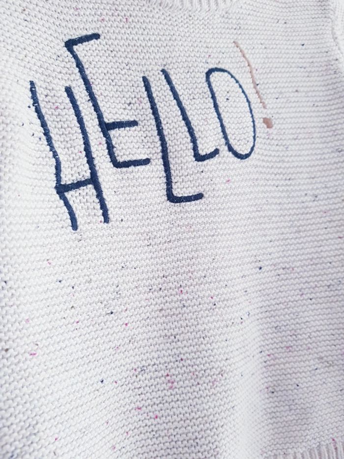 Kiabi - Pull en tricot/maille, manches longues, col rond - Hello ! brodé (9 mois) - photo numéro 3