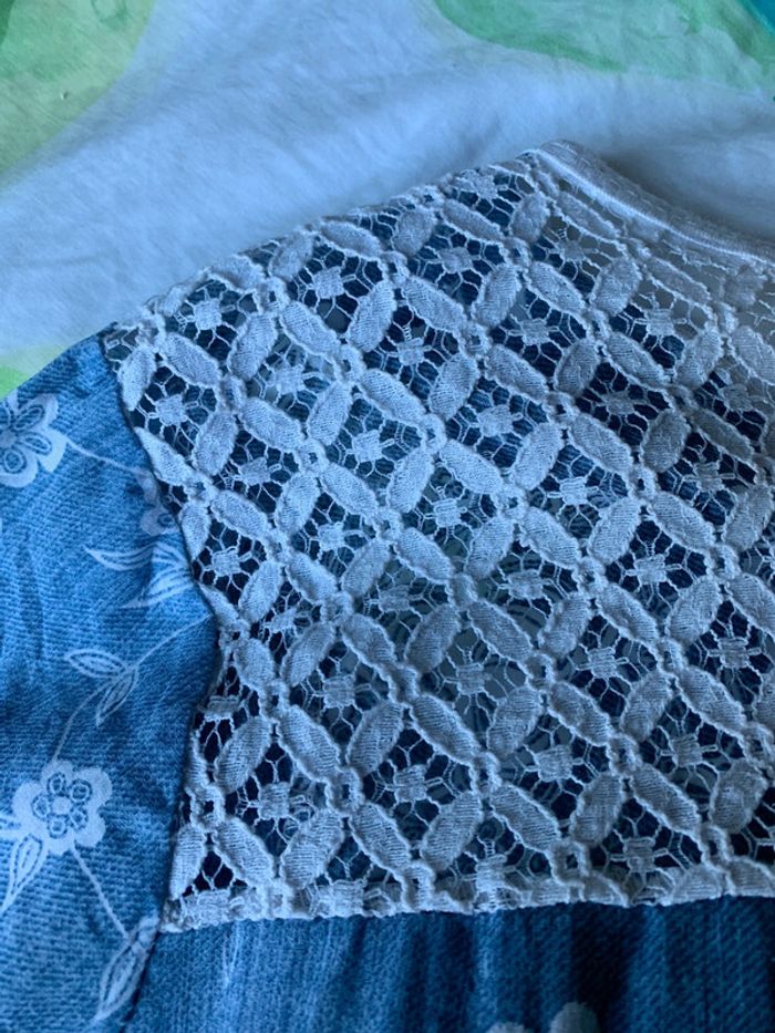 Tee-shirt bleu, jolie dentelle taille 42/44 - photo numéro 3