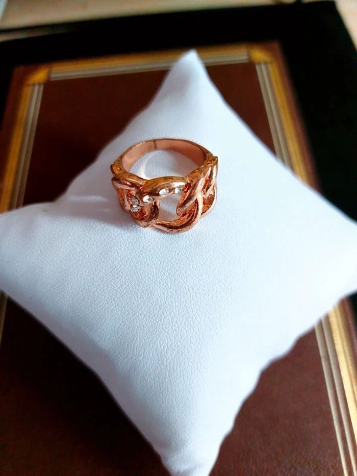 Magnifique bague moderne fantaisie couleur or rose avec pierres blanches - photo numéro 3