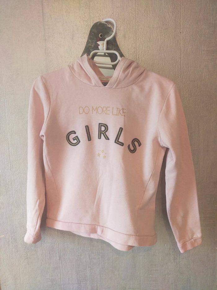 Pull a capuche rose Kiabi 10 ans .