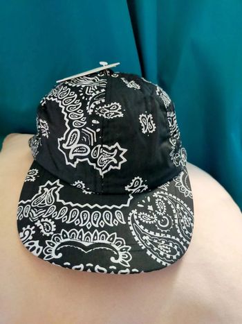 Casquette noire motif bandana – style streetwear