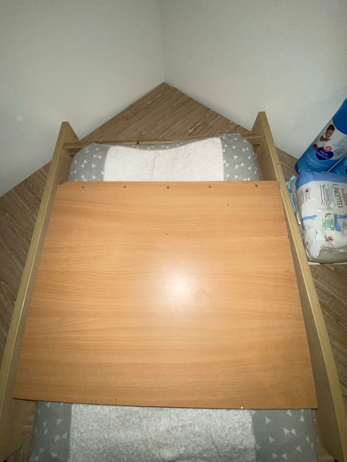 Table à langer d’angle urgent