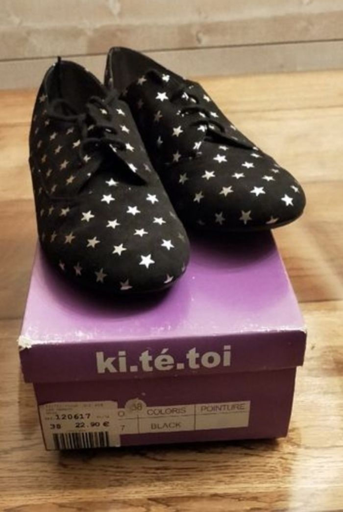 Chaussures à lacets motifs étoiles