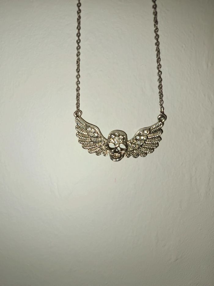 Collier à strass en métal argenté tête de mort