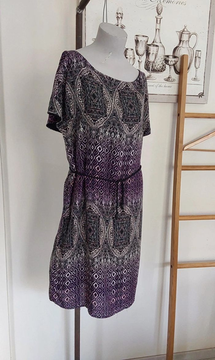 Robe fluide imprimée noire violet Taille unique (du 34 au 38 )et sa ceinture