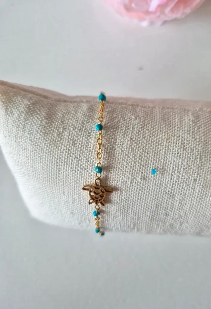 bracelet dorée en acier inoxydable 
Perles en résines, avec une tortue 🐢 Perles bleu canard - photo numéro 2