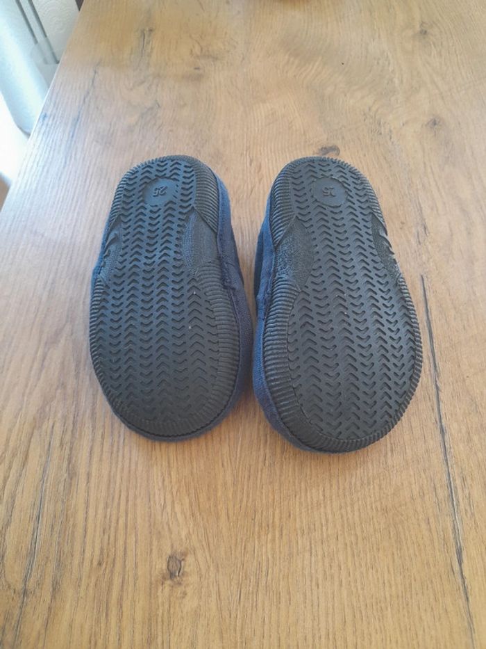 Une paire de chaussons - photo numéro 3