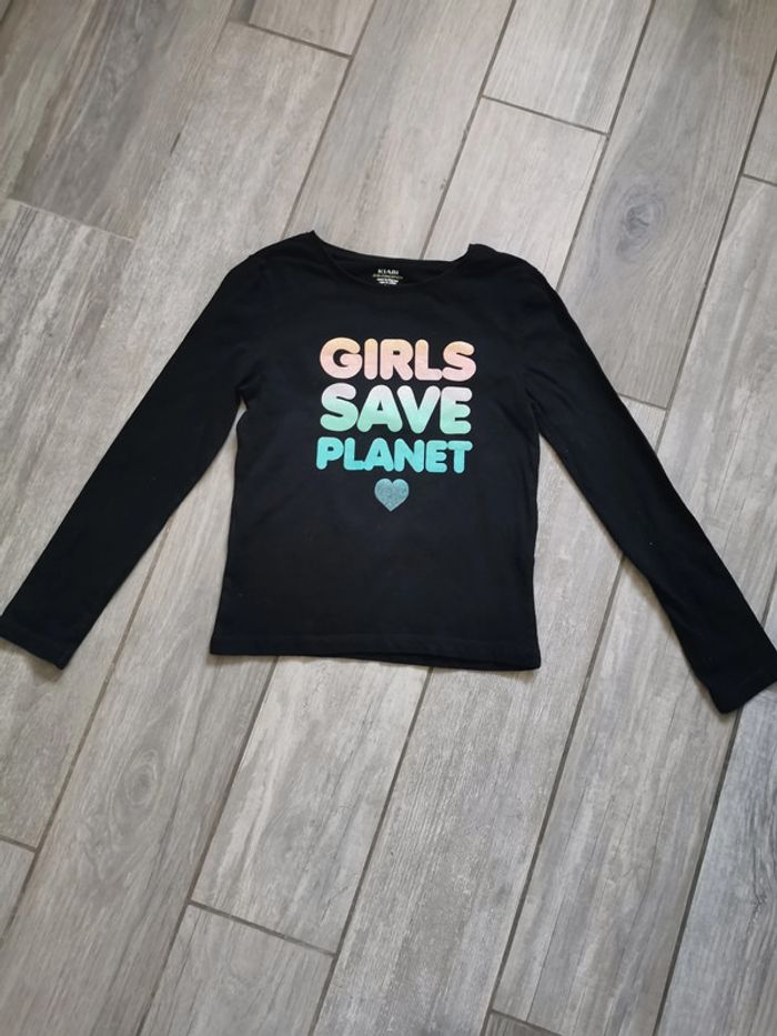 Tee-shirt noir manches longues 8 ans inscription fluo