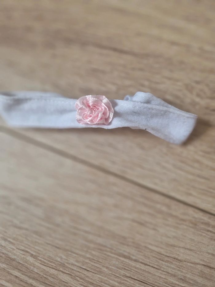 Bandeau poupée, blanc avec rose en tissu