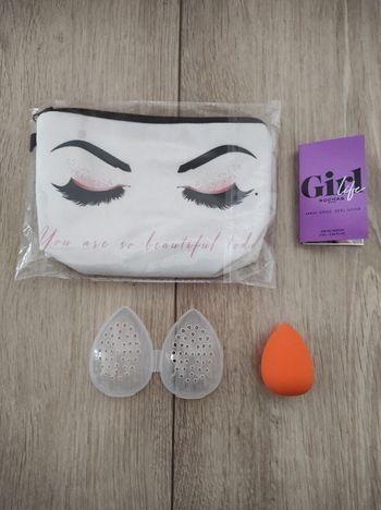 Lot trousse à maquillage + boîte blender+ blender + eau de parfum Rochas