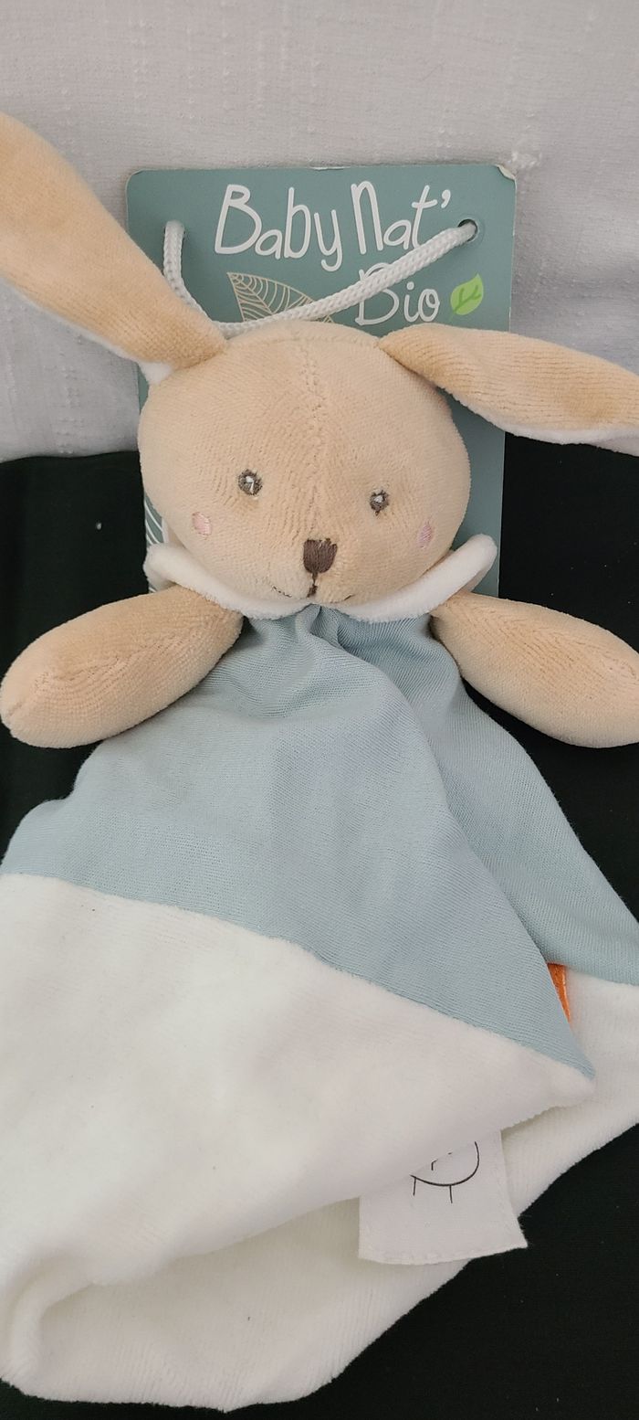 Doudou lapin bleu et blanc  en coton