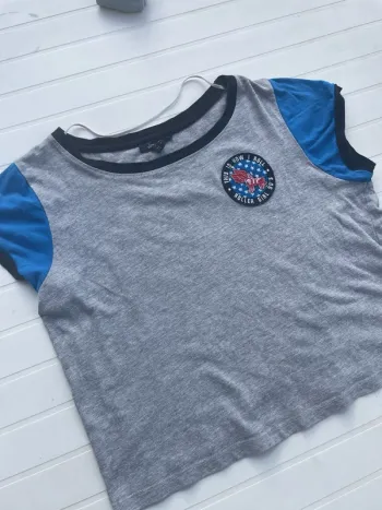 T-shirt Jennyfer gris/noir/bleu – Taille M 💙🖤