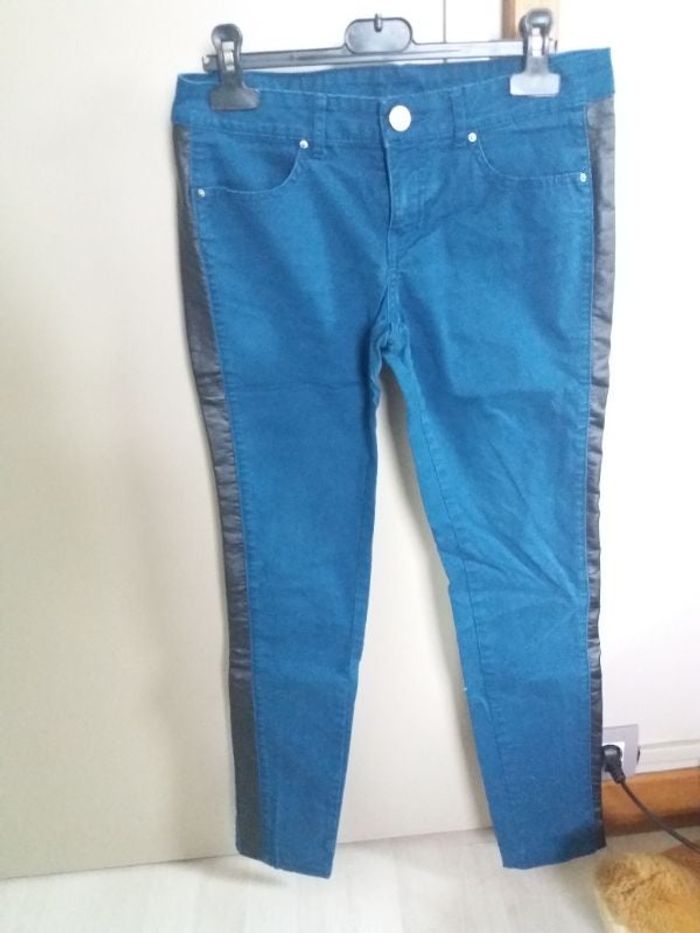 Jeans bleu avec bande en cuir noir