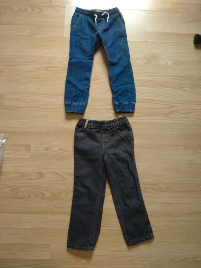 lot de 2 jeans. filles. taille 5 ans
