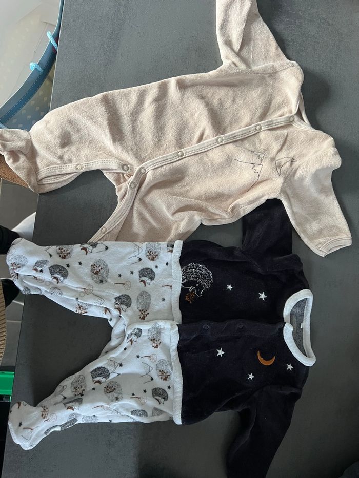 Lot vêtements body/ pyjamas/ combinaison bébé 1 mois - photo numéro 2