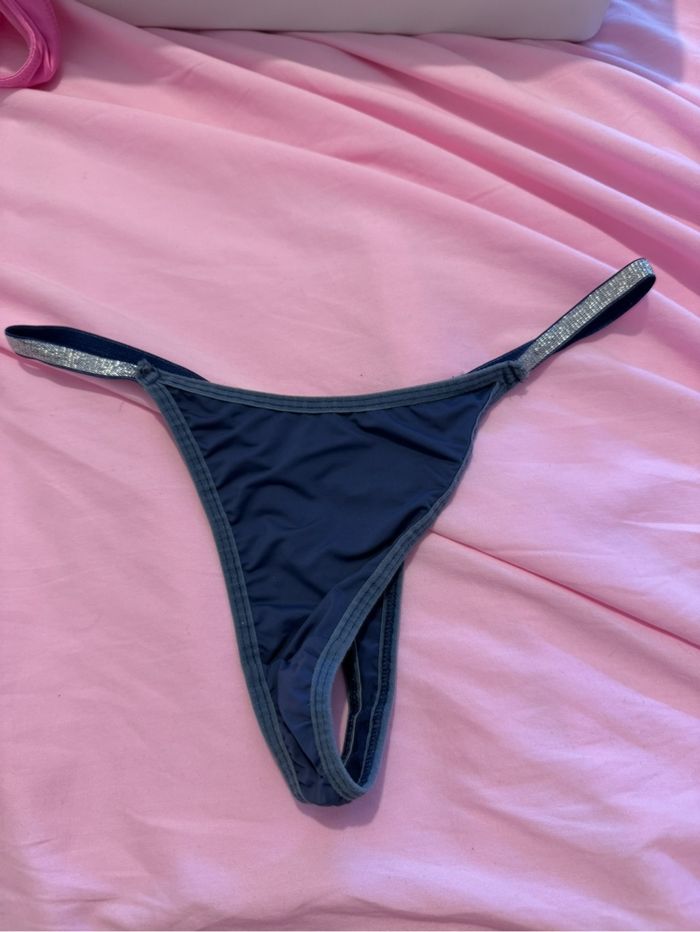 string bleu marine
