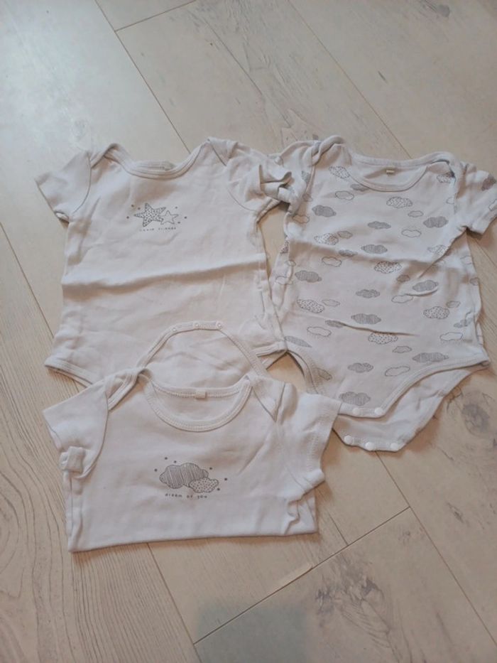 Lot 3 bodys blanc 12 mois