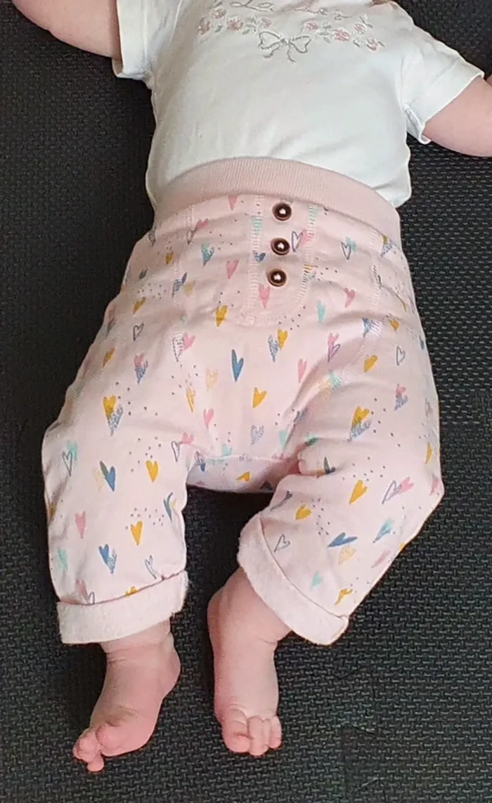 Pantalon rose avec cœurs - photo numéro 3