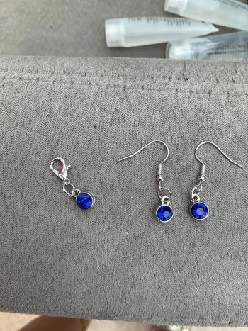 Boucles d’oreilles bleu électrique + breloque neuve