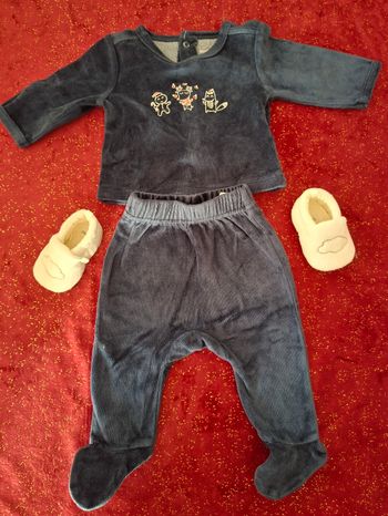 1 pyjama et une paire de chaussons 1 mois