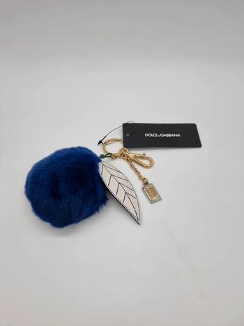 Dolce & Gabbana porte clés pompon bleu boucle dorée