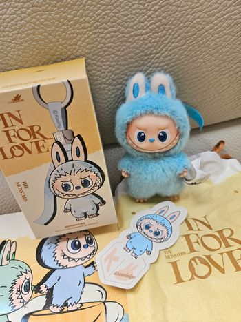 Labubu Pin for Love lettre K bleu turquoise Pop Mart